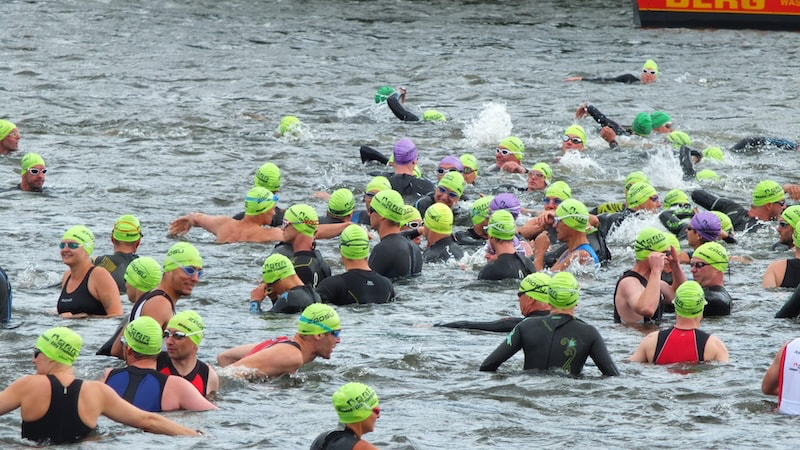 Triathlète analysant ses faiblesses pour organiser sa semaine d’entraînement natation vélo course à pied.
