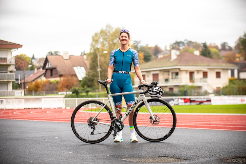 Triathlète enchaînant vélo et course à pied lors d’une séance brick pour progresser.