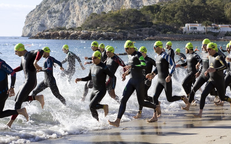 Triathlète réalisant des séances d’intensité en course à pied pour organiser sa semaine d’entraînement.